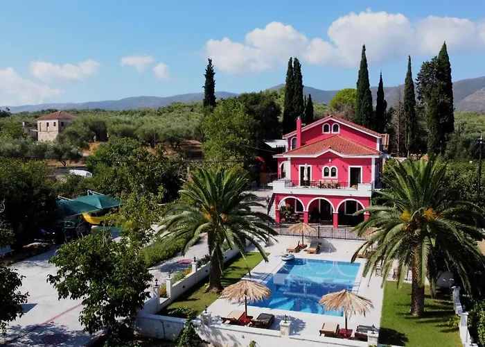 Zissis & Pool 5min Drive To Kato Yerakarion