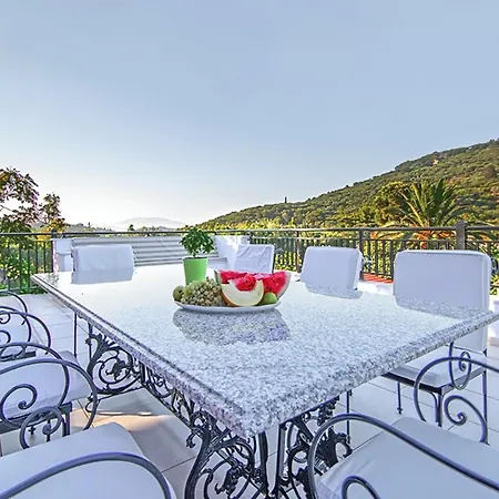 Vila Zissis & Pool 5min Drive To