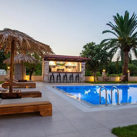 Vila Zissis & Pool 5min Drive To