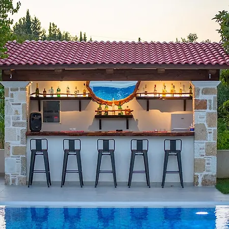 Vila Zissis & Pool 5min Drive To Kato Yerakarion