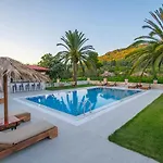 Villa Zissis & Pool 5min Drive To *