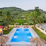Zissis & Pool 5min Drive To